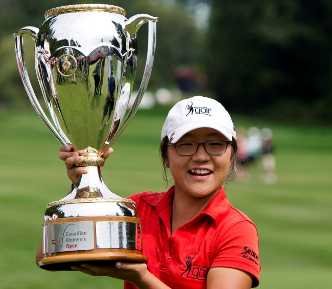 Lydia Ko holds up the trophy after winning the LPGA Tour's Canadian Women's Open golf tournament, Sunday. (AP-Yonhap News)