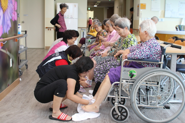 <YONHAP PHOTO-0551> 어르신 발 씻기는 양천소방서 직원들 (서울=연합뉴스) 양천소방서 직원들이 25일 오전 의용소방대와 함께 구립양천노인요양센터를 방문, 몸이 불편하고 외로운 어르신들에게 자식같은 마음으로 세족을 해드리고 있다. 2012.8.25 photo@yna.co.kr/2012-08-25 16:18:34/ <저작권자 ⓒ 1980-2012 ㈜연합뉴스. 무단 전재 재배포 금지.>
<YONHAP PHOTO-0551> 어르신 발 씻기는 양천소방서 직원들 (서울=연합뉴스) 양천소방서 직원들이 25일 오전 의용소방대와 함께 구립양천노인요양센터를 방문, 몸이 불편하고 외로운 어르신들에게 자식같은 마음으로 세족을 해드리고 있다. 2012.8.25 photo@yna.co.kr/2012-08-25 16:18:34/ <저작권자 ⓒ 1980-2012 ㈜연합뉴스. 무단 전재 재배포 금지.>