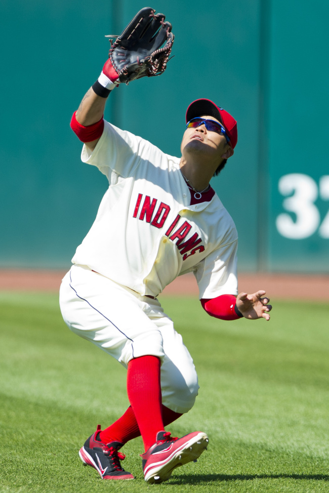 <YONHAP PHOTO-0247> CLEVELAND, OH - AUGUST 26: Right fielder Shin-Soo Choo #17 of the Cleveland Indians catches a pop fly hit by Chris Stewart #19 of the New York Yankees during the seventh inning at Progressive Field on August 26, 2012 in Cleveland, Ohio. Jason Miller/Getty Images/AFP== FOR NEWSPAPERS, INTERNET, TELCOS & TELEVISION USE ONLY ==../2012-08-27 07:22:26/ <저작권자 ⓒ 1980-2012 ㈜연합뉴스. 무단 전재 재배포 금지.>
Indians right fielder Choo Shin-soo catches a fly ball in the seventh inning.   AFP-Yonhap News