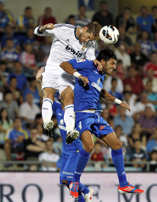 <YONHAP PHOTO-0242> Real Madrid's Sergio Ramos, left, vies for the ball with Getafe's Miguel Torres during a Spanish La Liga soccer match at the Coliseum Alfonso Perez stadium in Getafe, near Madrid, Spain, Sunday, Aug. 26, 2012. (AP Photo/Andres Kudacki)/2012-08-27 07:20:44/ <저작권자 ⓒ 1980-2012 ㈜연합뉴스. 무단 전재 재배포 금지.>
Real Madrid’s Sergio Ramos (left) and Getafe’s Miguel Torres vie for the ball on Sunday.   AP-Yonhap News