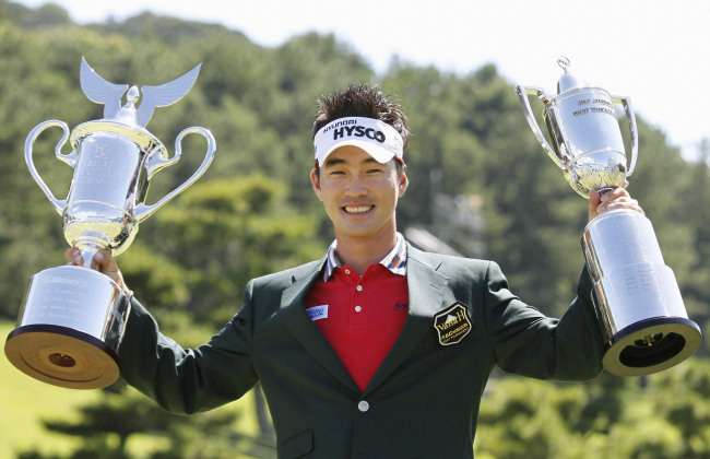 <YONHAP PHOTO-0861> 김형성, 일본프로골프 투어 첫 우승 (후쿠오카 = 교도 연합뉴스) 일본프로골프 투어(JGTO) 진출 4년차인 김형성이 26일 일본 후쿠오카의 게이야 골프장에서 열린 바나 H컵 KBC 오거스타대회 마지막 날 4라운드에서 3언더파 69타를 쳐 최종합계 18언더파 270타로 우승했다. 사진은 시상식 후 트로피를 든 김형성 모습. 2012.8.26 photo@yna.co.kr/2012-08-26 17:35:04/ <저작권자 ⓒ 1980-2012 ㈜연합뉴스. 무단 전재 재배포 금지.>
Korea’s Kim Hyung-sung poses with his trophies in Fukuoka, Japan, Sunday.   Yonhap News