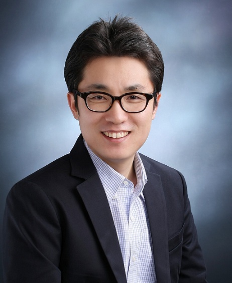 김상민(국회의원/새누리당)
여의도 한정식집보다는 상수동 카페 스타일이다. 각진 정장보다는 PK티셔츠가 더 편하다. 청년활동가 출신의 김상민(39ㆍ비례) 새누리당 의원이 국회에 입성한 지도 어느 덧 3개월. 여전히 그는 다년간의 청년활동 경험이 만들어낸 과감하고 거침없는 ‘청년 김상민’의 모습을 간직하고 있다.