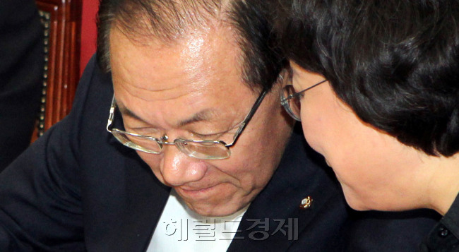 새누리당 황우여 대표가 27일 국회에서 열린 최고위원회의에서 경모두빌언을 하고 있다. 박현구 기자phko@heraldcorp.com 2012,08,27
