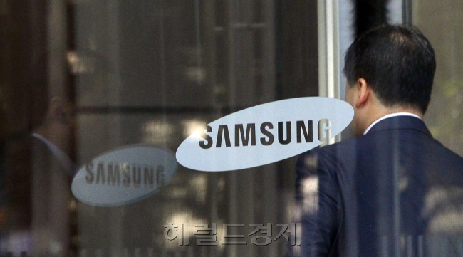 A Samsung Electronics employee walks into the company’s Seoul main office on Monday.   Park Hae-mook/The Korea Herald