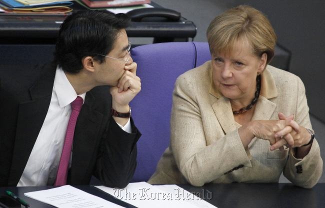 필립 뢰슬러(Philipp Roesler/공무원/독일보건부장관),앙겔라 메르켈(Angela Merkel/정치인/독일총리)
Germany’s Economy Minister Philipp Roesler (left) speaks with German Chancellor Angela Merkel in the lower-house of the German Parliament in Berlin on Sept. 29.    Bloomberg