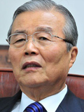 김종인(연구인/교수/대한발전전략연구원장)
박근혜-김종인’ 콤비 플레이가 대선 본선에서도 계속된다. 비대위원장과 비대위원, 대선경선 후보와 캠프 공동선대위원장을 거쳐 대선후보와 국민행복추진위원장으로 두 사람이 다시 마주섰다.