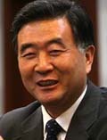 왕양(Wang Yang/정치인/중국 광둥성 서기)
차기 중국 최고 지도부가 구성되는 공산당 18차 전국대표대회(18차 당대회)를 앞둔 가운데 차기 중앙정치국 상무위원 진출을 노리고 있는 왕양(汪洋ㆍ57·사진) 광둥(廣東)성 서기와 현 정권 최고지도부가 서로 밀어주고 받쳐주기 식 행보를 보여 관심을 모으고 있다.