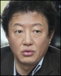 김난도(교수/작가)
밀리언셀러 ‘아프니까 청춘이다’로 대한민국 청춘의 멘토로 자리매김한 김난도<사진> 서울대 교수가 신작에세이 ‘천번을 흔들려야 어른이 된다’(오우아 펴냄)를 28일 출간한다. 청춘을 지나 이제 막 세상의 문턱에 들어선 2535세대에게 보내는 이 에세이는 사회초년생이 어떻게 낯선 세상에서 조화롭게 살아가야 할지 들려준다.