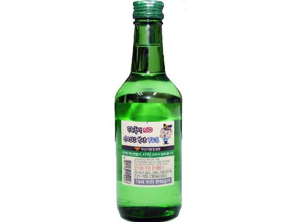 A bottle of soju with a label that says "Eradicate drunken violence" (Yonhap News)