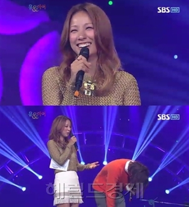 이효리(가수)
이효리는 지난 26일 방송된 SBS ‘정재형 이효리의 유앤아이’에서 게스트 이승열을 소개하던 중 공개열애 중인 남자친구 이상순에 대해 언급했다.
이날 이효리는 “목소리 좋은 남자를 좋아한다. 예를 들어 배우로 치면 이병헌같은 저음을 선호한다. 아무리 잘생기고 능력이 좋아도 목소리가 너무 하이톤이면 약간의 망설임이 생긴다”고 털어놨다.
