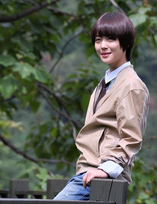 설리(최진리/가수/fx)
설리는 8월 27일 오전 11시 경기도 용인시 양지 파인리조트에서 열린 SBS 드라마 스페셜 ‘아름다운 그대에게’(극본 이영철, 연출 전기상/ 제작 SM C&C) 기자간담회에 참석해 “민호 오빠와 스킨십 장면이 많아져서 가슴이 두근두근 거린다”라고 밝혔다.