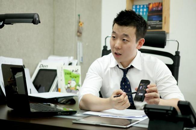 이현철(기업인/휴맵컨텐츠 대표)
이현철 휴맵컨텐츠 대표는 고교시절부터 스티븐 스필버그, 톰 크루즈, 윌 스미스, 어셔 등 세계 최고의 아티스트가 소속돼 있는 엔터테인먼트기업 CAA(Creative Artists Agency)를 선망해왔다. 그 또한 대학생 때부터 CAA와 같이 국가경제에 영향을 끼치는 문화콘텐츠 사업을 하고 싶었던 것이다. 최근 K-팝을 중심으로 불고 있는 한류열풍과 함께 청년창업전용자금은 그의 꿈을 이루는데 날개가 되고 있다는 평가다.