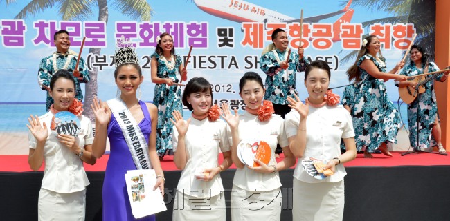 제주항공은 27일 서울광장에서 인천~괌 노선(주7회)취항을 한달 앞두고 제주항공 객실승무원과 미스 괌 및 괌 민속무용단이 홍보활동을 하고 있다.<br />김명섭 기자 msiron@
제주항공은 27일 서울광장에서 인천~괌 노선(주7회)취항을 한달 앞두고 제주항공 객실승무원과 미스 괌 및 괌 민속무용단이 홍보활동을 하고 있다.
김명섭 기자 msiron@