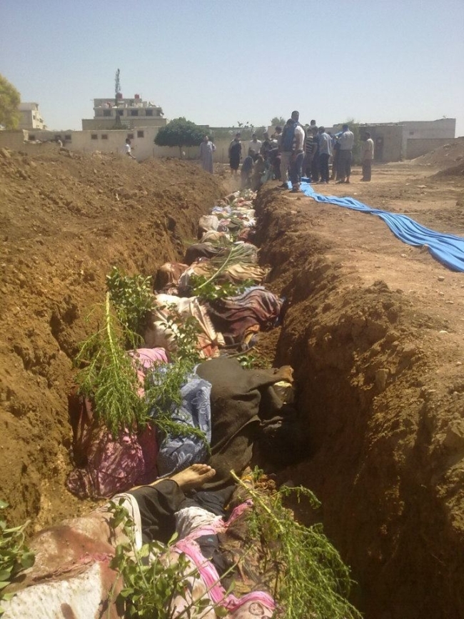 People killed by shabiha, pro-government militiamen, are buried in a mass grave in Daraya.   AP-Yonhap News