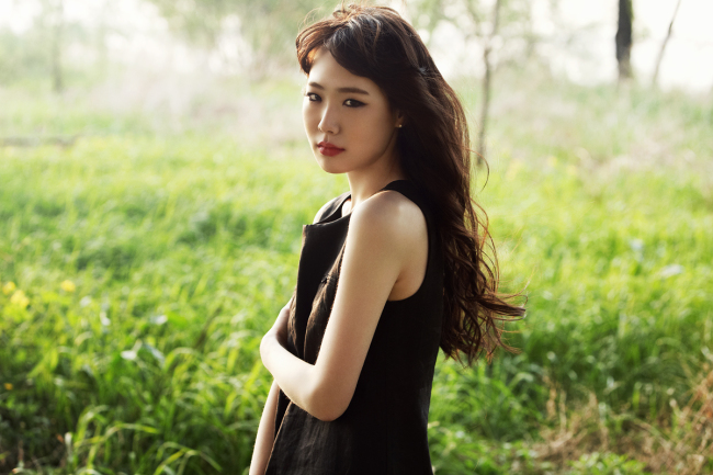 맹유나(가수)
맹유나는 지난해 8월 ‘체리파이’ 이후 약 10개월 만에 풋풋한 소녀의 이미지를 벗고 한층 성숙된 모습으로 돌아왔다. 애잔한 발라드 ‘묻지마’로 화려한 복귀를 알린 그는 최근 본지와 만난 자리에서 컴백 소감과 포부 등을 털어놨다.