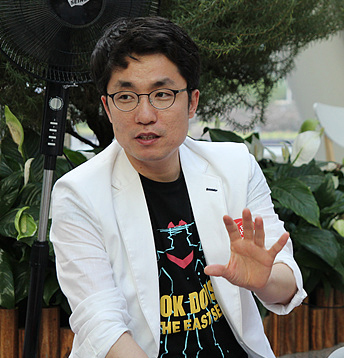 김상민(정치인/국회의원/새누리당)
여의도 한정식집보다는 상수동 카페 스타일이다. 각 진 정장보다는 PK 티셔츠가 더 편하다. 청년활동가 출신의 김상민 새누리당(39ㆍ비례) 의원이 국회에 입성한 지도 어느 덧 3개월. 여전히 그는 다년간의 청년활동경험이 만들어 낸 과감하고 거침없는 ‘청년 김상민’의 모습을 간직하고 있다.
