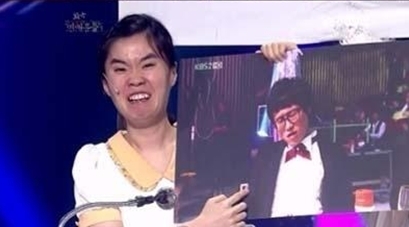 박지선(개그우먼)
26일 방송된 KBS2 ‘ 개그콘서트-희극 여배우들’에서 박지선은 과거 개그맨 박성광에게 공개적으로 고백했던 것에 대해 후회한다고 밝혔다.
이날 방송에서 박지선은 “나는 오늘 박성광을 고소하겠다”며 “6년 전 처음 개그를 하며 어려움을 느낄 때 먼저 다가와 준 것이 박성광이었다”고 말했다.