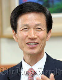 이돈구(공무원/연구인/산림청장)
Lee Don-koo
South Korea, together with the 10 member countries of the Association of Southeast Asian Nations, will launch an international organization on forest cooperation that will help fight deforestation and climate change, the country’s forest authority said Monday.