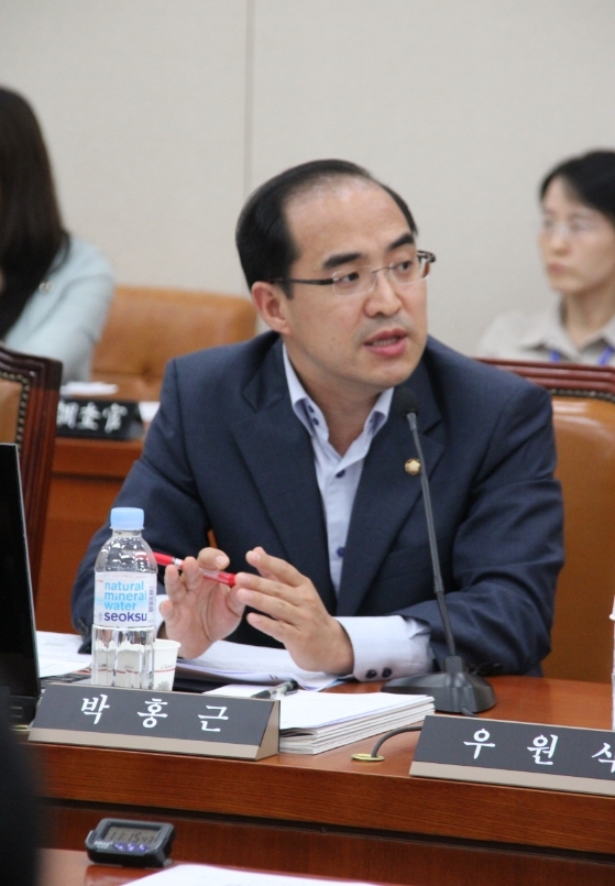 박홍근(국회의원)
Sky-high college tuition has been a thorny social problem over the past few years. Students took to the streets in protest. Rival parties locked horns over the solutions. Universities, on their part, complained that the debate derived from populism that may hurt their autonomy.