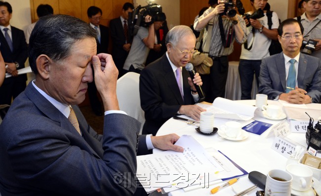 28일 오전 서울 소공동 롯데호텔에서 열린 '경제활성화를 위한 경제5단체장 간담회'에서 허창수 전국경제인연합회 회장이 굳은표정으로 회의에 임하고 있다. 박해묵 기자/mook@heraldcorp.com
서울 소공동 롯데호텔에서 28일 열린 경제 5단체장 회동에서 손경식(가운데) 대한상의 회장이 경제 살리기에 기업들이 적극 나서겠다고 밝히고 있다. 최근 경기 상황 악화와 경제 민주화 등 일련의 대기업 옥죄기 정책에 지친 탓일까. 허창수(왼쪽) 전경련 회장과 한덕수 무역협회 회장이 심각한 표정으로 손 회장의 발언을 듣고 있다.  박해묵 기자/mook@heraldcorp.com