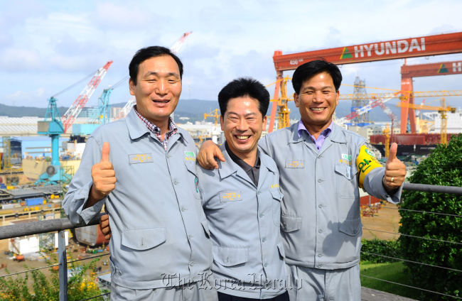 Hyundai Heavy Industries workers (from left) Kim Geum-man, Heu Tae-young and Kim Choon-jin pose at their workplace after winning the 2012 Korea Master Artisan’s Award.   HHI