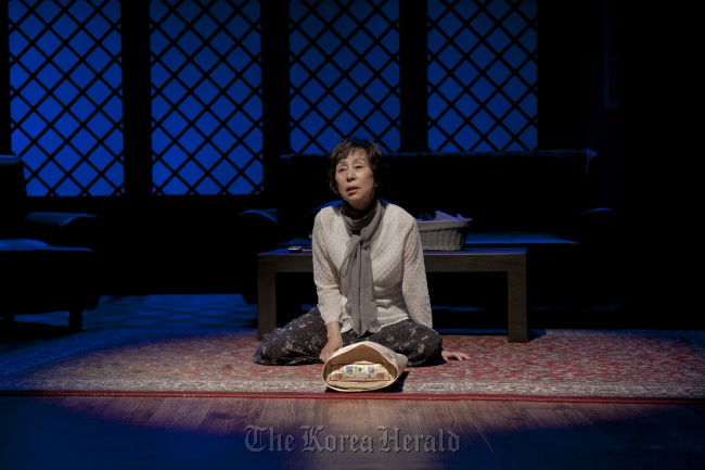 손숙(배우)
Actress Son Sook performs in the theater adaptation of late author Park Wan-suh’s novella “What I Keep Till the Very End.”    Planner Korea
