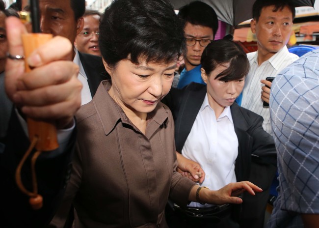 박근혜 새누리당 대선 후보가 28일 서울 종로구 창신동 전태일재단을 방문해 전태일 열사의 동생 전태삼씨와 당시 같이 노동운동을 했던 활동가들을 만나지 못하고 돌아서고 있다. 박 후보가 전 열사의 유족을 만나는 것은 처음이다. 박현구 기자phko@heraldcorp.co
박근혜 새누리당 대선 후보가 28일 서울 종로구 창신동 전태일재단을 방문해 전태일 열사의 동생 전태삼씨와 당시 같이 노동운동을 했던 활동가들을 만나지 못하고 돌아서고 있다. 박 후보가 전 열사의 유족을 만나는 것은 처음이다. 박현구 기자phko@heraldcorp.co