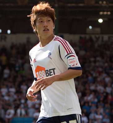 이청용(축구선수/볼튼 원더러스FC/MF)
잉글랜드 챔피언십(2부리그)에서 뛰고 있는 이청용(볼턴·사진)이 올 시즌 위건 유니폼을 입고 프리미어리그로 돌아올 가능성이 제기됐다.
28일 영국 현지 언론에 따르면 위건은 이청용 영입을 위해 700만 파운드(약126억원)를 볼턴에 제시한 것으로 알려졌다. 이청용의 몸값이 무려 1000만 파운드(약179억원)에 달한다는 보도도 잇따랐다.