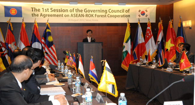 Korea Forest Service Minister Lee Don-koo speaks at the first session of the Governing Council of the Agreement on the ASEAN-Korea Forest Cooperation at a hotel in Seoul on Tuesday.   KFS