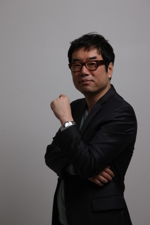 신동엽(교육인/휴브레인 대표)
“실용수학은 단순히 공식을 익히고, 문제를 푸는 기존 교과서와는 다릅니다. 실용수학이야말로 쉽고 재미있으며 삶에 도움이 되는 유익한 수학입니다.”
신동엽 휴브레인 대표 컨설턴트는 실용수학의 선구자로 불린다. 특히 ‘수학교육 선진화 방안’에 따라 내년부터 수학교과서가 수학과 과학, 공학, 기술, 예술 등이 결합된 융합형 실용수학으로 바뀌면서 그가 지향해 왔던 실용수학이 큰 주목을 받고 있다.