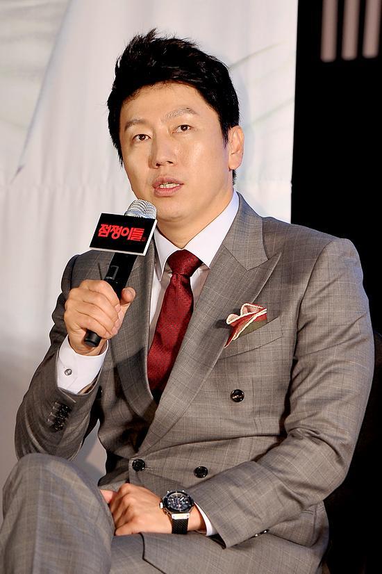 김수로(배우)
배우 김수로가 작품을 선택한 계기로 신정원 감독을 꼽았다.
김수로는 8월 28일 오전 서울 종로구 부암동 AW컨벤션센터에서 열린 영화 ‘점쟁이들’(감독 신정원) 제작발표회에 참석해 "’시실리 2km’의 임창정이 너무 부러웠다"고 말했다.