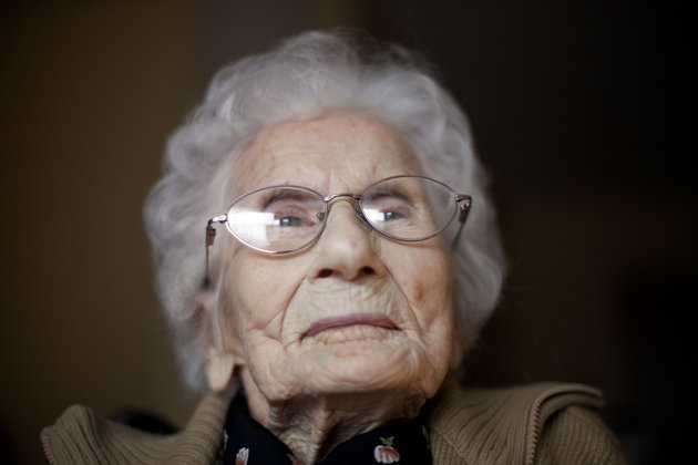 베스 베리 쿠퍼(Besse Berry Cooper/미국/화제인물)
Besse Cooper, who is listed as the world's oldest person, sits in her room at a nursing home (AP)
