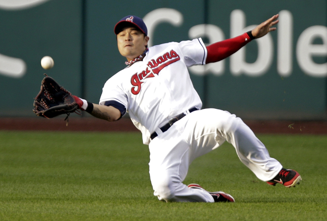 추신수(야구선수/클리블랜드 인디언스/외야수)
<YONHAP PHOTO-0960> Cleveland Indians right fielder Shin-Soo Choo, of South Korea, makes a sliding catch on a fly ball hit by Oakland Athletics' Coco Crisp in the first inning of a baseball game, Monday, Aug. 27, 2012, in Cleveland. (AP Photo/Mark Duncan)/2012-08-28 13:39:39/ <저작권자 ⓒ 1980-2012 ㈜연합뉴스. 무단 전재 재배포 금지.>
Cleveland Indians right fielder Choo Shin-soo makes a sliding catch in the first inning.   AP-Yonhap News