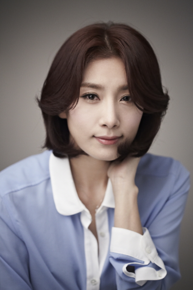 김서형(배우)
배우 김서형이 데뷔 이후 처음으로 시트콤 연기에 도전한다.
소속사 판타지오는 28일 MBC의 새 일일시트콤 ‘엄마가 뭐길래(가제ㆍ극본 장용민ㆍ연출 강영선 이지선)’에서 김서형은 둘째딸 서형 역으로 출연한다고 밝혔다. 엄마 역할은 나문희가 맡았다. 극 중 서형은 지나치게 낙천적이고 밝은 성격 소유자다.