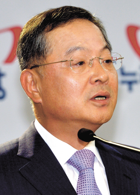 안대희(법조인/대법관)
It was a deft move by the ruling Saenuri Party’s presidential candidate Park Geun-hye.
The appointment of former Supreme Court justice Ahn Dae-hee on Monday as the chairman of the Saenuri’s political reform committee showed, to its maximum, the frontrunner’s determination on political reform.