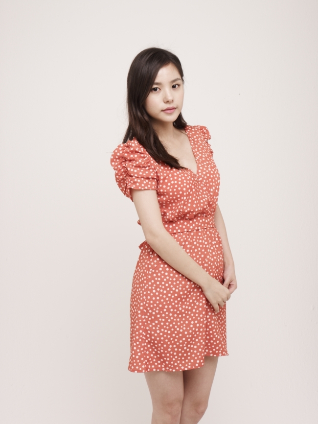 민효린(배우)
데뷔 초 ‘명품코’라는 수식어로 대중들에게 이름을 알린 민효린은 인형처럼 완벽한 비주얼로 스타덤에 올랐다. 이후 다수의 드라마와 CF, 스크린을 통해 대중들과 만났다. 하지만 늘 다방면에서 고루 활동하는 그에 대한 대중들의 이미지는 ‘배우’라기 보다는 ‘스타’에 가까웠다. 그런 그가 흥행작 ‘써니’(2011)에 이어 400만 관객을 돌파한 ‘바람과 함께 사라지다’(2012)를 만나며 배우로서의 진가를 발휘했다.