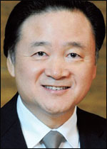 허영인(기업인/SCP그룹회장)
SPC그룹(회장 허영인ㆍ사진)은 29일 자사 매장에 근무하는 아르바이트 대학생 55명에게 등록금의 반액을 장학금으로 전달했다고 밝혔다. SPC는 파리바게뜨와 배스킨라빈스, 던킨도너츠 등 자사가 운영하는 매장에서 근무하는 아르바이트 대학생 중 해마다 100명을 선발해 장학금을 지급할 방침이다.