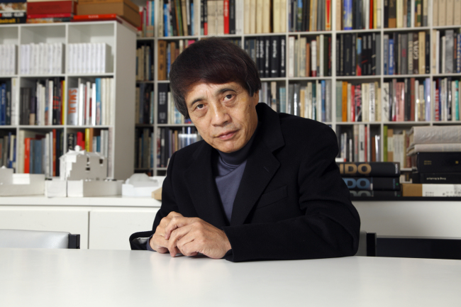 안도 타다오(Ando Tadao/일본건축가)
“중국에도 일본에도 없는 독특한 감성은 한국의 강점입니다. 저에게 이조 가구와 백자, 종묘는 한국에서만 느낄 수 있는 그야말로 파격의 미학으로 다가왔습니다.”