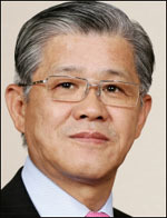 최신원(기업인/SKC대표이사회장)
최신원<사진> SKC 회장이 유럽 최대 가전 전시회인 ‘IFA(Internationale Funkausstellung) 2012’에서 계열사인 SK텔레시스를 구하기 위한 묘책 찾기에 나선다.