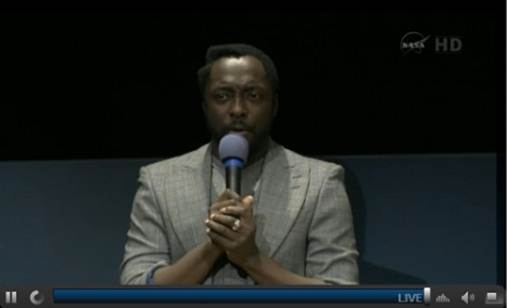 윌 아이 엠(Will. I. am/미국가수/블랙 아이드 피스)
“화성에 울려 퍼질 지구의 음악만큼은 컴퓨터로 만든 음악이 아닌 사람이 만든 음악이길 바랐다.”
윌 아이 앰(Will. I. Am)이 신곡 음원 ‘리치 포 더 스타스(Reach For The Stars)’를 화성에서 최초로 공개하며 소감을 밝혔다.