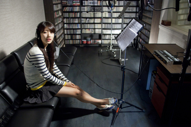 수지(배수지/가수/미쓰에이)
제일모직이 29일 어반 아웃도어 브랜드 빈폴아웃도어의 전속모델인 걸그룹 미스에이(miss A)의 수지가 브랜드의 광고 배경음악으로 쓰일 ‘사랑한다면 밖으로 나와’를 녹음하는 장면을 공개했다. 수지가 부른 ‘사랑한다면 밖으로 나와’는 9월부터 케이블채널 광고를 통해 들을 수 있다.