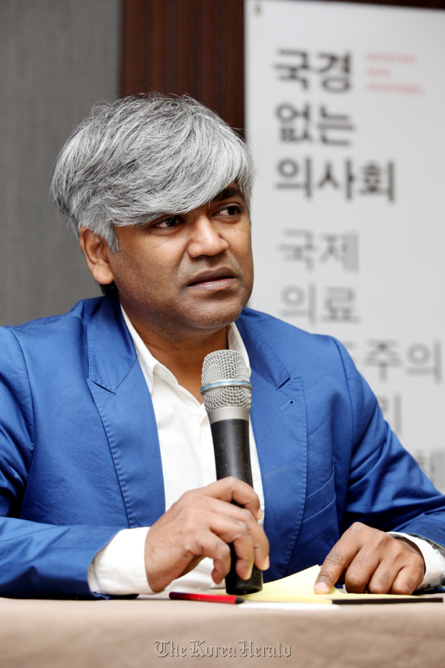 우니 카루나카라(Unni Karunakara/교수/국경없는의사회(MSF)국제회장)
Unni Karunakara, international president of Medicins Sans Frontieres, speaks during a press conference in Seoul on Tuesday.   MSF