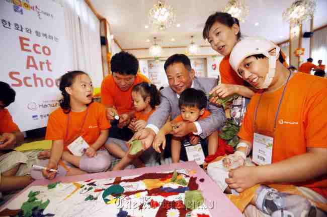 Media artist Lee Lee-nam (center) conducts an art session at the Eco Art School, an art school for underprivileged children, organized by Hanwha Art Plus Program and Korea Business Council for the Arts last week.   KBCA