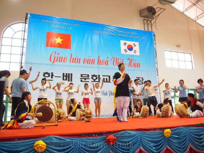 A group of college students, supported by POSCO Engineering & Construction, present a Korean traditional percussion performance at a cultural event held in Vietnam.   POSCO E&C
A group of college students, supported by POSCO Engineering & Construction, present a Korean traditional percussion performance at a cultural event held in Vietnam.   POSCO E&C