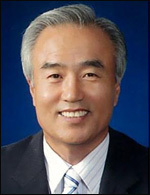 한재룡(기업인/재향군인회상조회 대표이사)
향군이 100% 출자한 대한민국재향군인회 상조회는 ‘내가 곧 상주’라는 역지사지(易地思之) 입장에서 의전을 치른다. 이윤 추구보다 서비스 품질을 높이고 비리의 온상처럼 여겨지는 상조문화를 바꾸는 데 앞서겠다.”