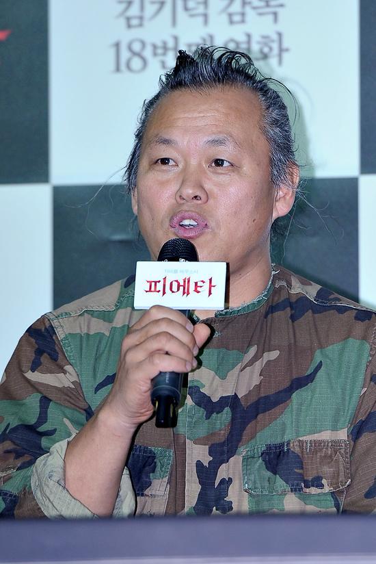 김기덕(영화감독)
김기덕 감독이 베니스 영화제에 초청된 소감을 전했다.
김 감독은 8월 29일 오전 서울 동대문 메가박스에서 열린 영화 ’피에타’(감독 김기덕) 베니스 출국 기자회견에 참석해 "개인적으로 ’피에타’가 베니스에 가는 것은 정말 감사할 일이다"라고 말문을 열었다.