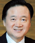 허영인(기업인/SCP그룹회장)
SPC그룹(회장 허영인ㆍ사진)은 29일 자사 매장에 근무하는 아르바이트 대학생 55명에게 등록금의 반액을 장학금으로 전달했다고 밝혔다. SPC는 파리바게뜨와 배스킨라빈스, 던킨도너츠 등 자사가 운영하는 매장에서 근무하는 아르바이트 대학생 중 해마다 100명을 선발해 장학금을 지급할 방침이다.