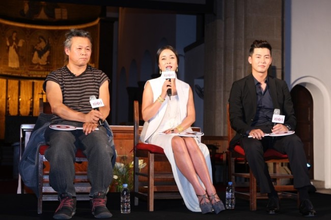 김기덕(영화감독),조민수(배우),이정진(배우)
신작영화 ‘피에타’로 제 69회 베니스국제영화제 경쟁부문에 초청된 김기덕 감독이 정치인으로 문재인씨를 가장 존경한다고 밝혔다. 대선을 앞두고 여야 후보경선이 잇따르고 있는 가운데, 김 감독이 사실상 공개 지지를 선언한 것이라 눈길을 끈다.