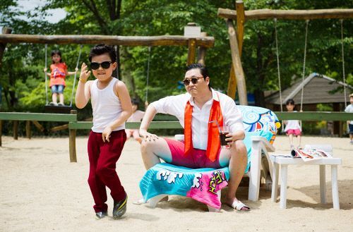 황민우(화제의인물),싸이(아래/박재상/가수/음악PD)
영화나 드라마에 잠깐만 얼굴을 비춰도 주연 이상의 재미와 존재감을 보여주는 카메오. 한국의 대세를 넘어 세계의 대세로 떠오른 싸이의 ‘강남스타일’ 뮤직비디오에도 다양한 카메오가 등장해 팬들에게 웃음을 안겼다. 누구나 알 만한 연예인부터 의외의 인물까지 ‘강남스타일’ 뮤직비디오 속 카메오를 총정리했다.