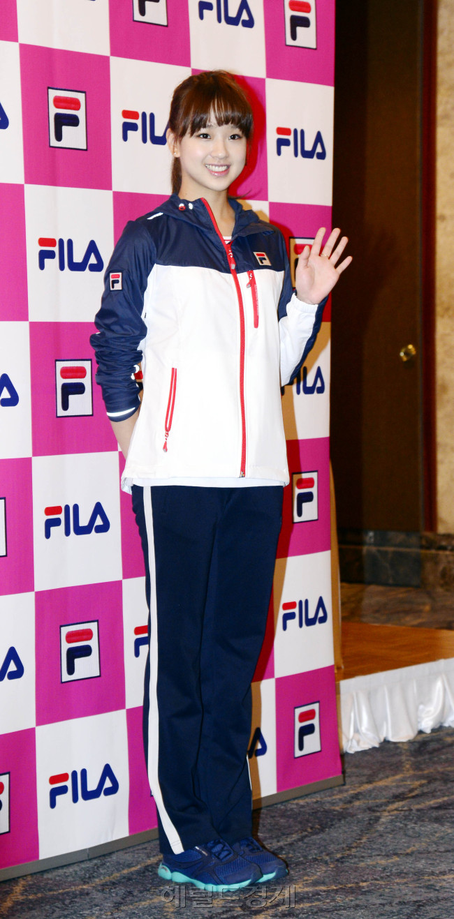 체조선수 손연재가 29일 오전 서울 소공동롯데호텔에서 '휠라(FILA)-손연재 선수 후원 협약식'에 참석해 윤윤수 휠라코리아 회장과 협약서에 서명한 뒤 취재진들을 향해 포즈를 취하고 있다. 이번 협약으로 휠라와 손연재 선수는 후원 연장 계약 및 광고 모델 계약을 체결했다. 양측은 향후 2년 간 후원사와 선수 관계를 이어가게 된다. 박해묵 기자/mook@heraldcorp.com
체조선수 손연재가 29일 오전 서울 소공동롯데호텔에서 '휠라(FILA)-손연재 선수 후원 협약식'에 참석해 윤윤수 휠라코리아 회장과 협약서에 서명한 뒤 취재진들을 향해 포즈를 취하고 있다. 이번 협약으로 휠라와 손연재 선수는 후원 연장 계약 및 광고 모델 계약을 체결했다. 양측은 향후 2년 간 후원사와 선수 관계를 이어가게 된다. 박해묵 기자/mook@heraldcorp.com